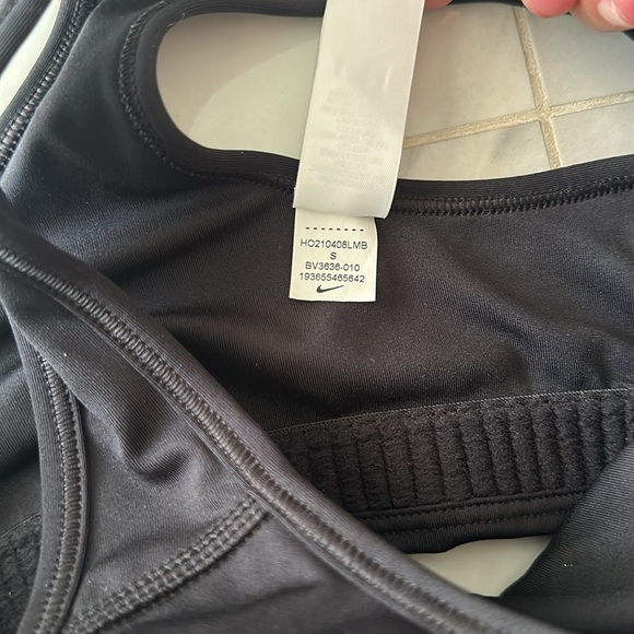 Nike sports bra never worn. With removable padded inserts. - Picture 4 of 5